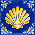 Azulejo azul y dorado con una concha dorada sobre fondo cobalto y volutas barrocas blancas y doradas en cada esquina