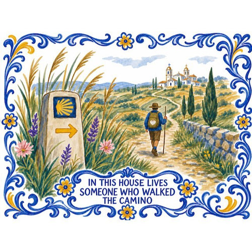 Azulejo-Schild mit der Inschrift „In this house lives someone who walked the Camino“ und einem Pilger an einem Wegstein mit Muschel