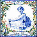 Azulejo azul y blanco de una senderista con bastón, dentro de una cenefa colorida con paisaje del Camino y la cinta Camino 2026