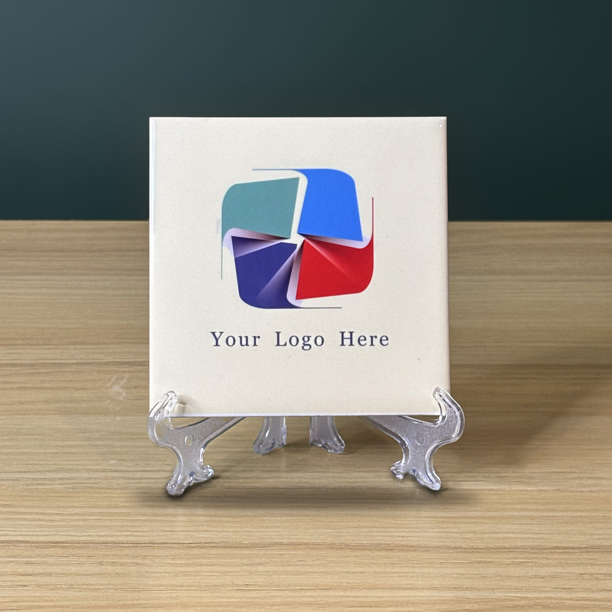 Azulejo crème avec un exemple de logo d'entreprise et les mots Your Logo Here, posé sur un support transparent.