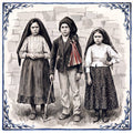 Portrait en azulejo de Lúcia, Francisco et Jacinta devant un mur de pierre, tons fusain, volutes bleu de cobalt aux coins