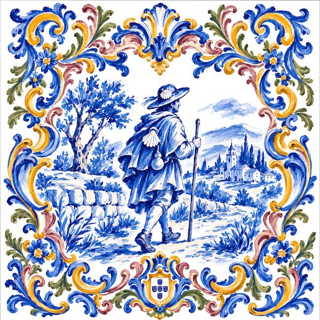 Azulejo von O Peregrino, einem Pilger mit Stab, Kürbisflasche und Jakobsmuscheln, in einem barocken Rahmen mit dem portugiesischen Wappen