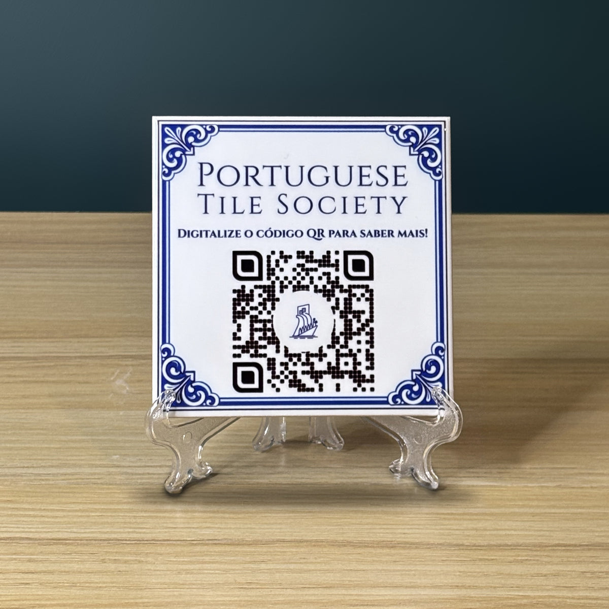 Azulejo Portuguese Tile Society avec une bordure d'angle bleue et un code QR, posé sur un support transparent.